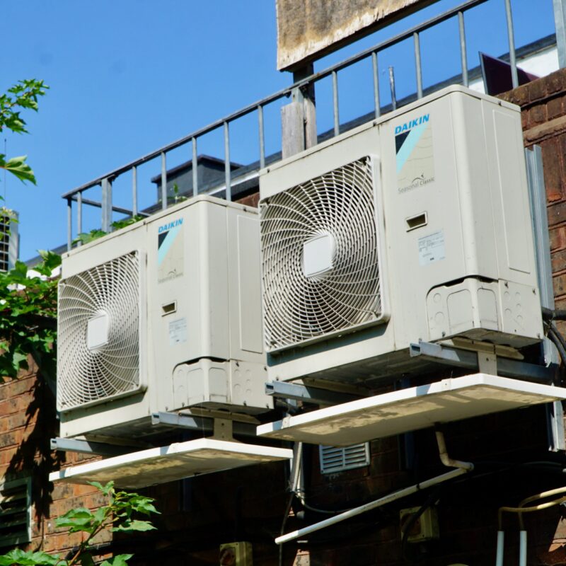 JETT Air Conditioning image of man servicing a air conditioning unit